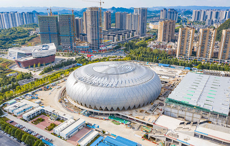 城市中午贵州省关山湖区网球场建筑航拍空中无人机摄影图配图