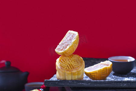 传统美食中秋佳节月饼吃月饼千禧年摄影图配图