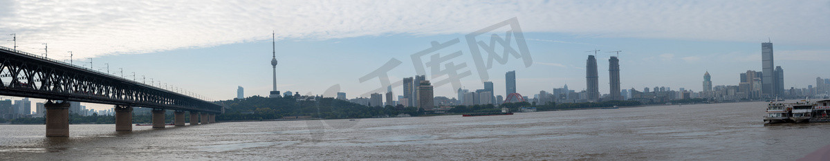 现代城市晴天摄影照片_武汉城市建筑晴天建筑长江大桥全景摄影图配图