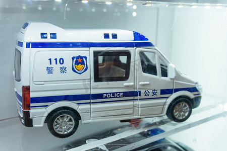 交通模型警车交通面包车摄影图配图