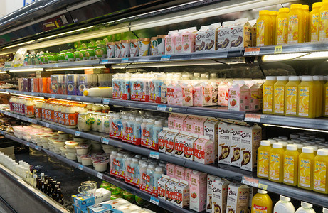 超市饮料酸奶货架冷藏摄影图配图