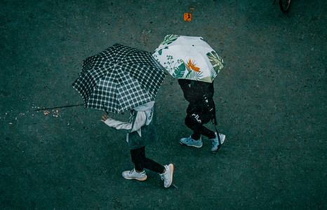 秋天城市风景白昼两个人打伞户外下雨摄影图配图