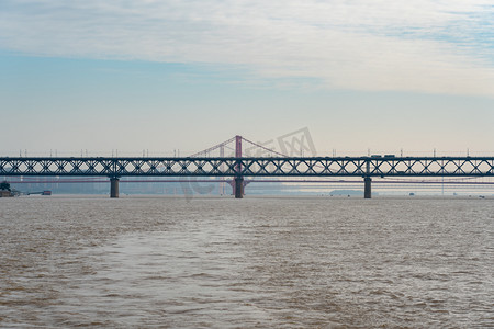 江面摄影照片_武汉城市长江大桥阴天建筑长江大桥俯拍摄影图配图