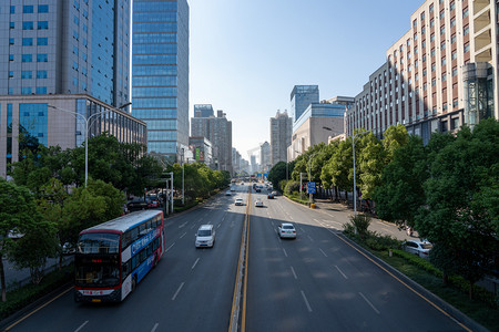 武汉城市建筑晴天建筑街道口俯拍摄影图配图