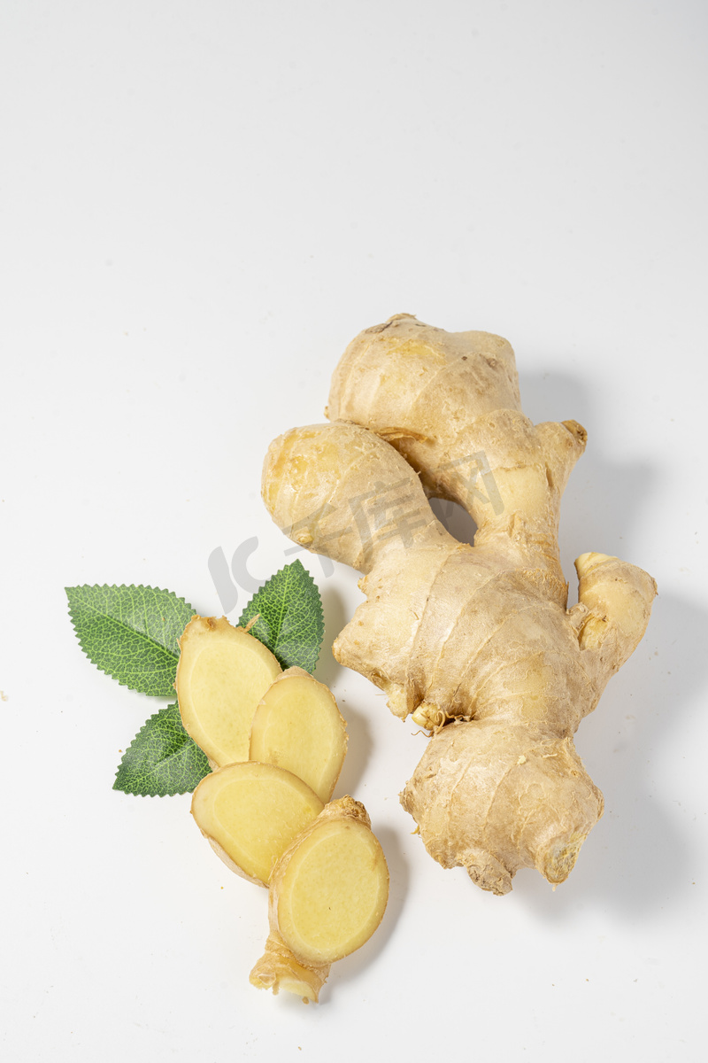 蔬菜食材生姜室内桌上摄影图配图高清摄影大图 千库网