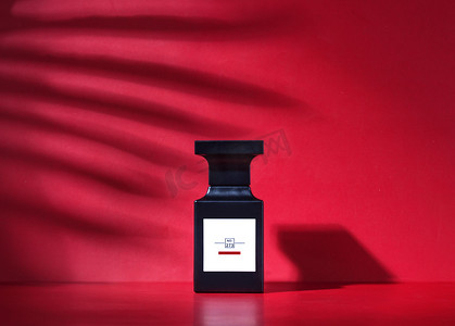 香水拍摄棚拍香水黑色瓶子红色背景摄影图配图