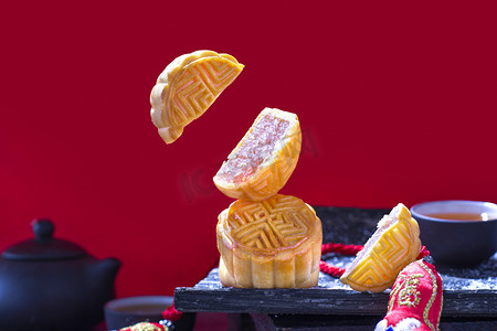 传统美食中秋月饼千禧年创意摄影图配图