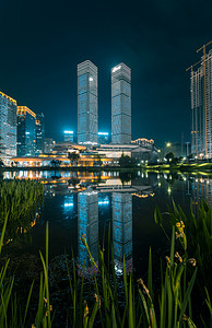 贵州城市夜景摄影照片_双子塔晚上建筑花果园摄影摄影图配图