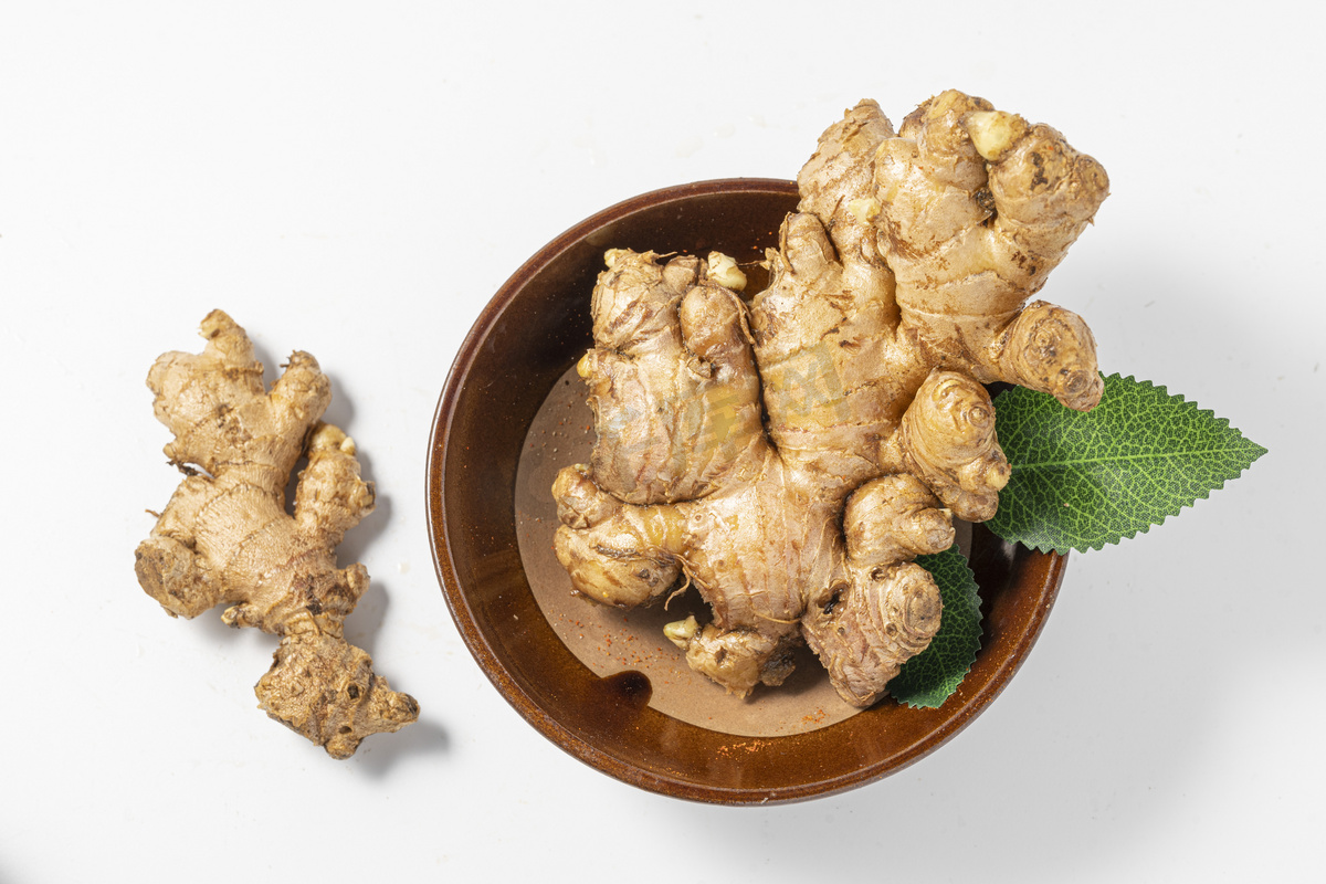 新鲜食材蔬菜老姜生姜桌上碗里摄影图配图高清摄影大图 千库网