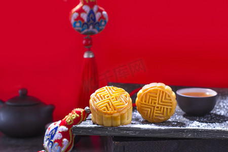 中秋团圆喜庆摄影照片_传统美食中秋月饼喜庆创意摄影图配图