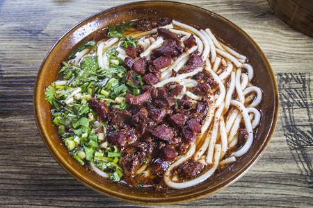 美食中午贵州省贵阳肠旺面餐馆用餐摄影图配图