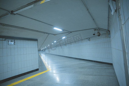 通州摄影照片_北京八里桥地铁入口走廊白天建筑地铁静物摄影图配图