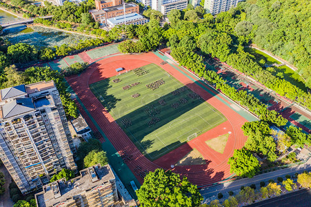 开学季新生军训摄影照片_学校操场正午校园军训俯拍摄影图配图