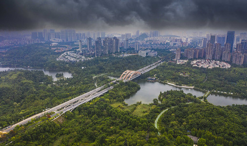 城市建筑暴雨观山大桥观山湖公园航拍摄影图配图