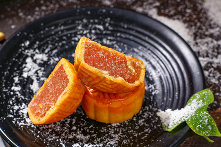 传统美食中秋月饼吃月饼传统摄影图配图