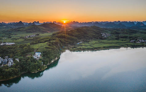 山峰河流摄影照片_自然风光夕阳山峰河流知青城航拍摄影图配图