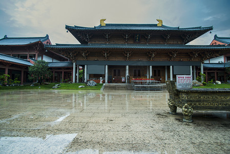 广州花都华严寺古建筑下雨后摄影图配图