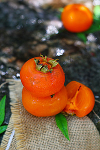 水果摄影照片_水果秋天柿子熟的户外摄影图配图