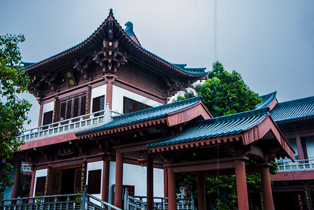 广州花都华严寺古风建筑下雨摄影图配图