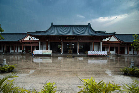 花都摄影照片_广州花都华严寺复古建筑下雨后摄影图配图