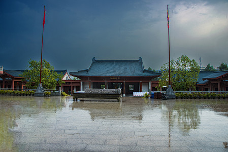 广州古风摄影照片_广州花都华严寺古建筑雨天摄影图配图