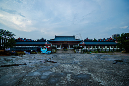 广州花都华严寺4A景区雨天古建筑摄影图配图