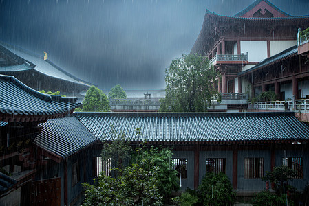 暴雨摄影照片_广州花都华严寺古建筑下雨天摄影图配图