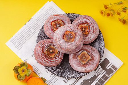 饼摄影照片_休闲食品秋季香软甜柿子霜饼摄影图配图