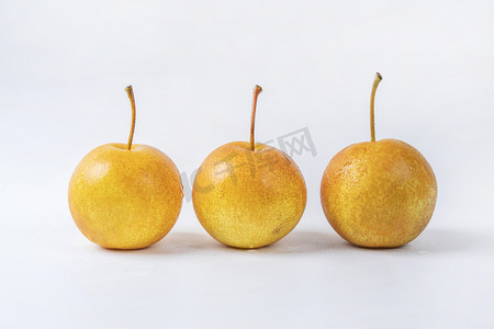 秋季室内排列的三个秋月梨摄影图配图