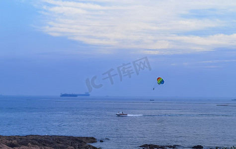 旅游大海青岛摩托艇白天海边大海旅游摄影图配图
