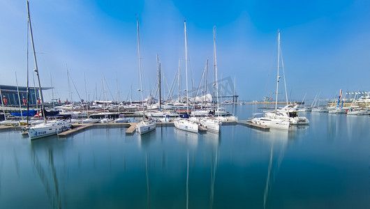 青岛奥帆中心码头帆船白天帆船码头港口旅游摄影图配图
