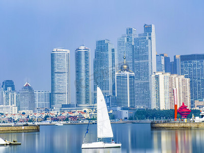 旅游拍照卡通人物摄影照片_青岛商务建筑码头奥帆中心白天大厦帆船奥帆中心旅游摄影图配图