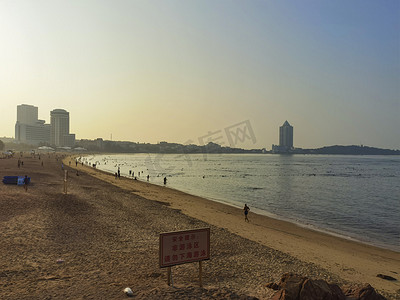 青岛海边摄影照片_城市风光青岛海边沙滩日出日出海边沙滩青岛旅游摄影图配图