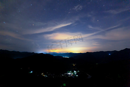 家庭旅游晚上星空山区飘动摄影图配图