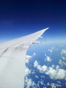 交通方式休闲度假飞机机翼白天飞机机翼高中飞行摄影图配图