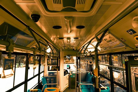 公共车摄影照片_公共交通工具白天公交车车内乘坐摄影图配图