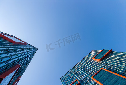 蓝色ppt背景摄影照片_重庆市悦来仙桃数据谷中心上午写字楼室外拍摄摄影图配图
