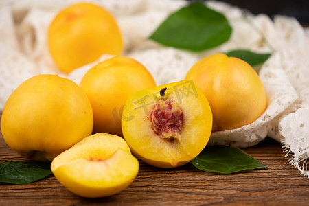 黄桃白天水果室内食品摄影图配图