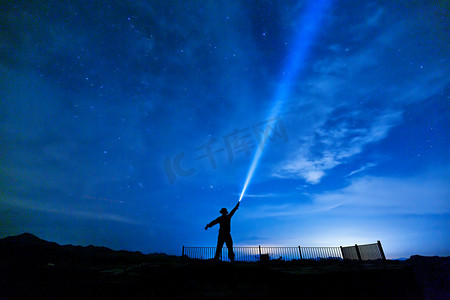 村夜摄影照片_家庭旅游夜星空山区移动摄影图配图