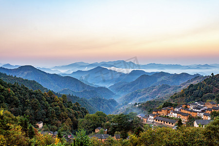 秋季凌晨土楼山区摇动摄影图配图