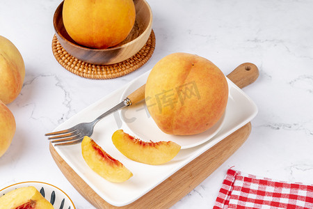 营养水果食材切开的黄桃摄影图配图