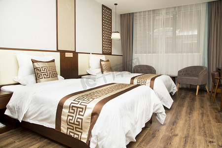 酒店公寓家装大床抱枕摄影图配图