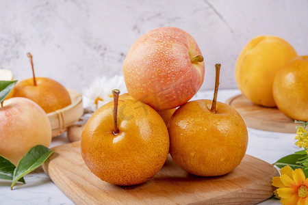 秋月摄影照片_新鲜瓜果食材秋月梨与苹果摄影图配图