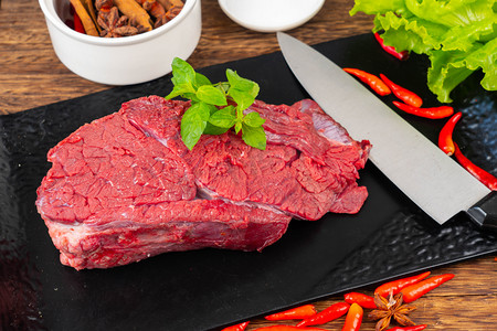 生鲜牛肉白天牛里脊肉厨房烹饪摄影图配图
