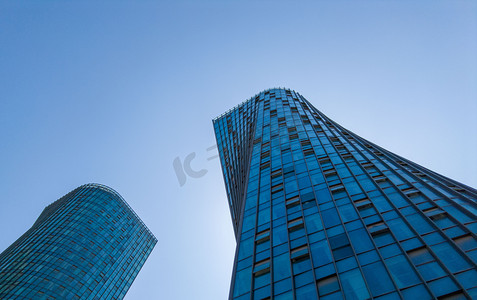 蓝色金融ppt摄影照片_重庆中央公园仙桃数据谷中心上午写字楼室外拍摄摄影图配图