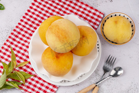 鲜甜美味水果营养黄桃摄影图配图