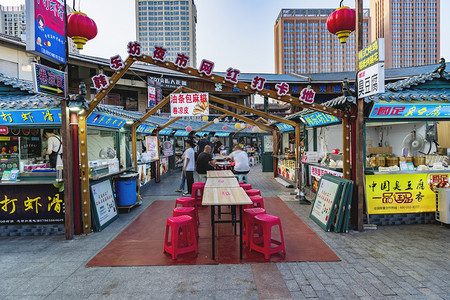 美陈逛街人物摄影照片_韩乐坊傍晚小吃摊室外逛街摄影图配图