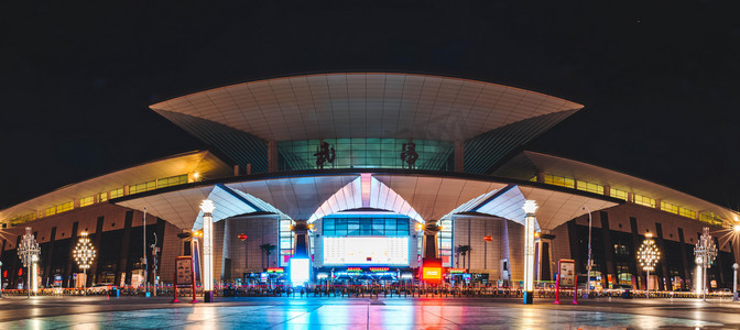 武汉城市地标夜晚现代建筑武昌火车站全景摄影图配图