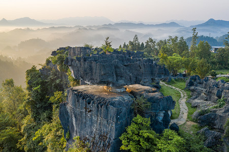 黄昏山峰摄影照片_重庆彭水鞍子苗寨日落时分夕阳摄影图夕阳山峰室外旅游摄影图配图