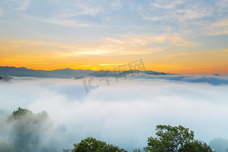 山峰云海摄影照片_家庭旅游佛晓山峰山区移动摄影图配图